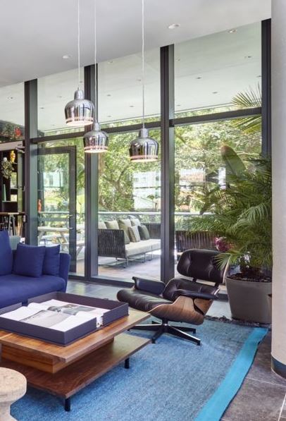 Designerstuhl Eames Lounge Chair von Vitra mit schwarzem Leder und Holz Palisander und Fusskreuz schwarz bei LHL im Onlineshop kaufen – im Raum
