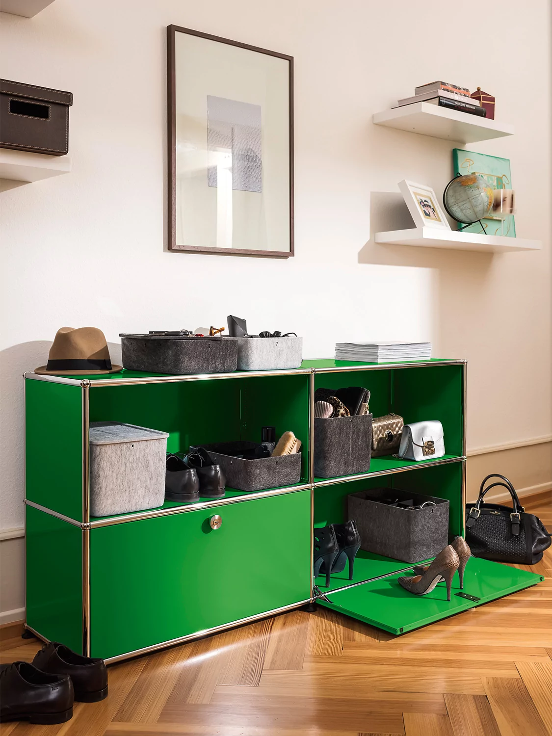 Designer Sideboard „Sideboard 2x2 mit zwei Klappen“ von USM Haller in gruen bei LHL im Onlineshop kaufen – Frontansicht Beispiel mit einer offenen Klappe dekoriert im Raum