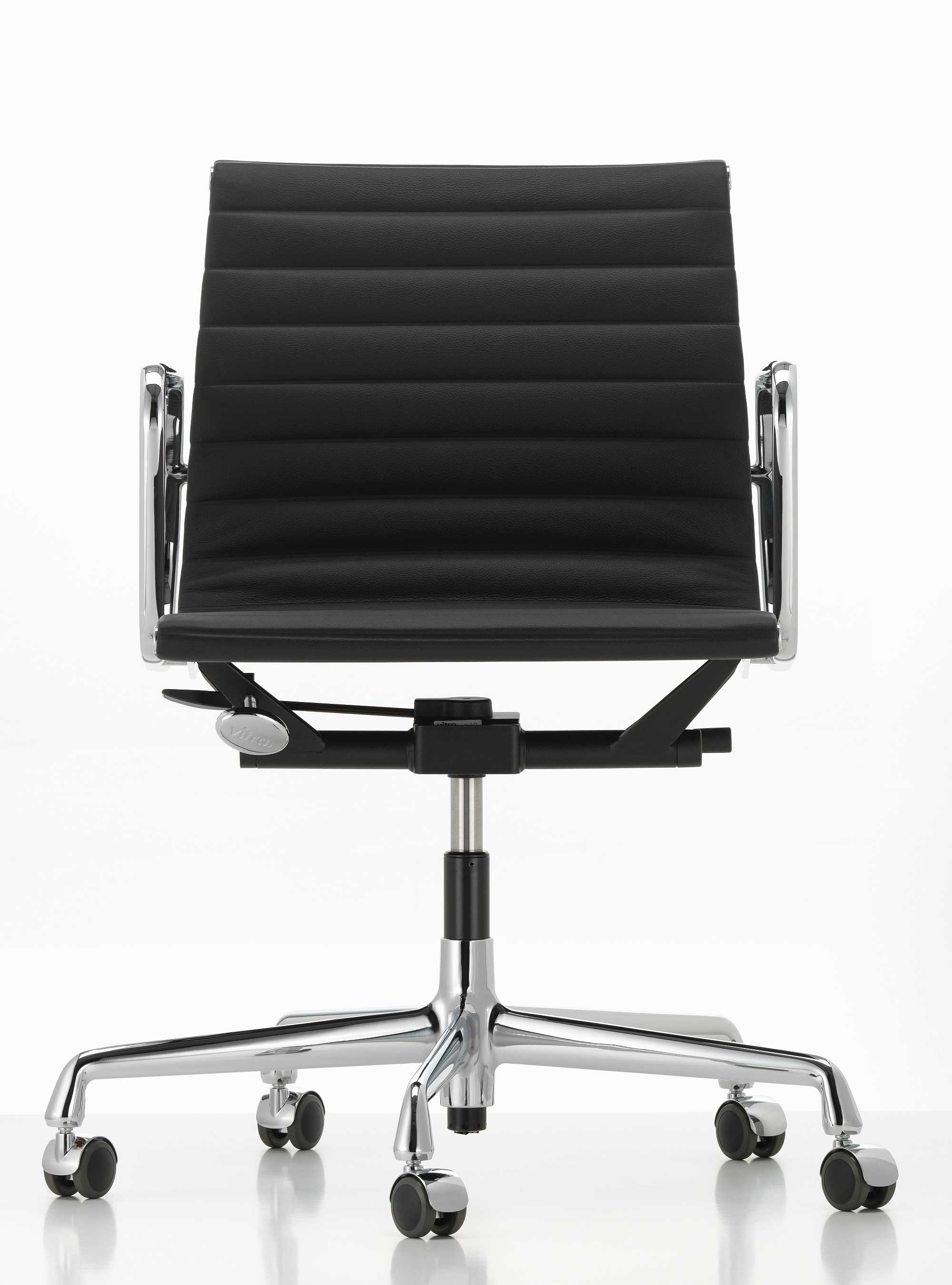 Designerstuhl Eames Aluminium Group EA117 von vitra schwarz mit verchromtem Gestell jetzt im LHL Onlineshop kaufen- Vorderansicht