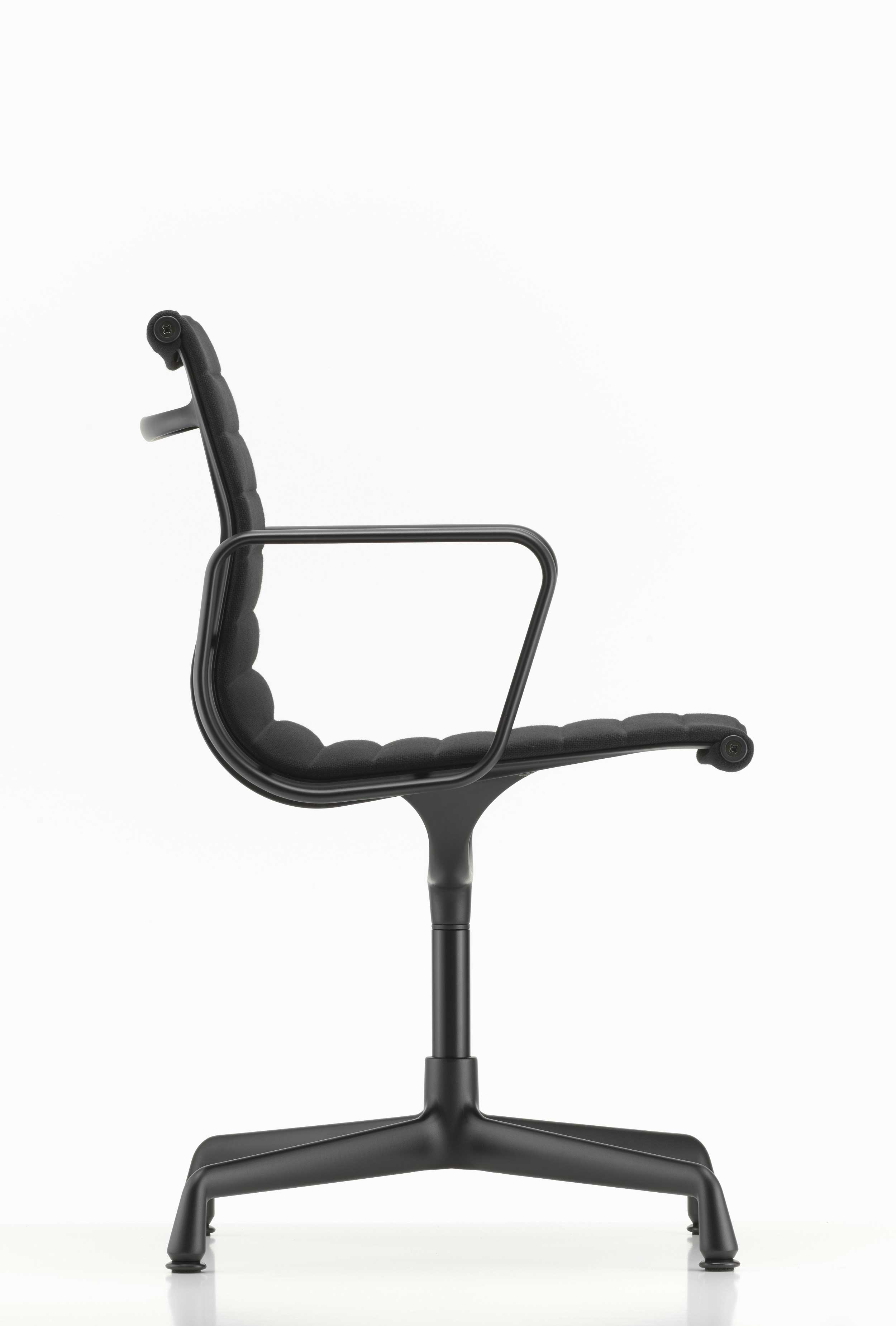 Schwarzer Buerostuhl Eames Aluminium Group EA104 von Vitra in schwarz mit schwarzem Fusskreuz ohne Rollen bei LHL im Onlineshop kaufen – Seitansicht
