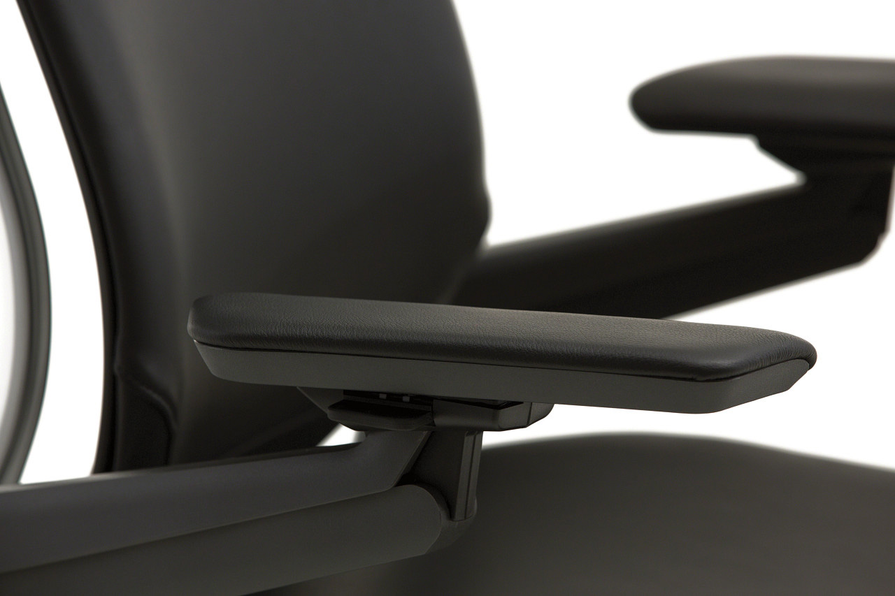Schwarzer Buerostuhl Gesture von Steelcase ohne Kopfstütze bei LHL im Onlineshop kaufen - Detail Armlehne mit Softpad und zusätzlichem Gelenk