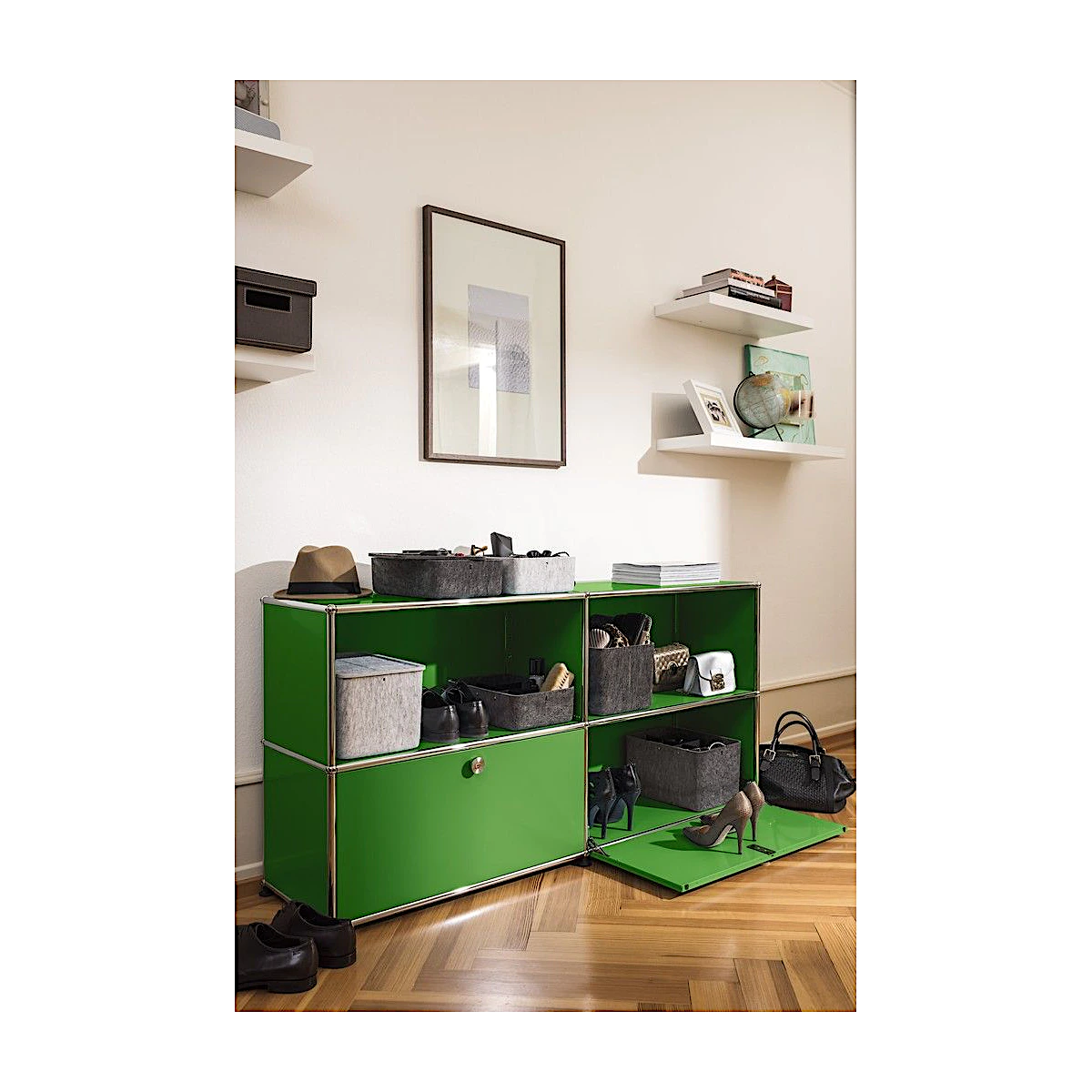 Designer Sideboard „Sideboard 2x2 mit zwei Klappen“ von USM Haller in gruen bei LHL im Onlineshop kaufen – Frontansicht Beispiel mit einer offenen Klappe dekoriert im Raum  web