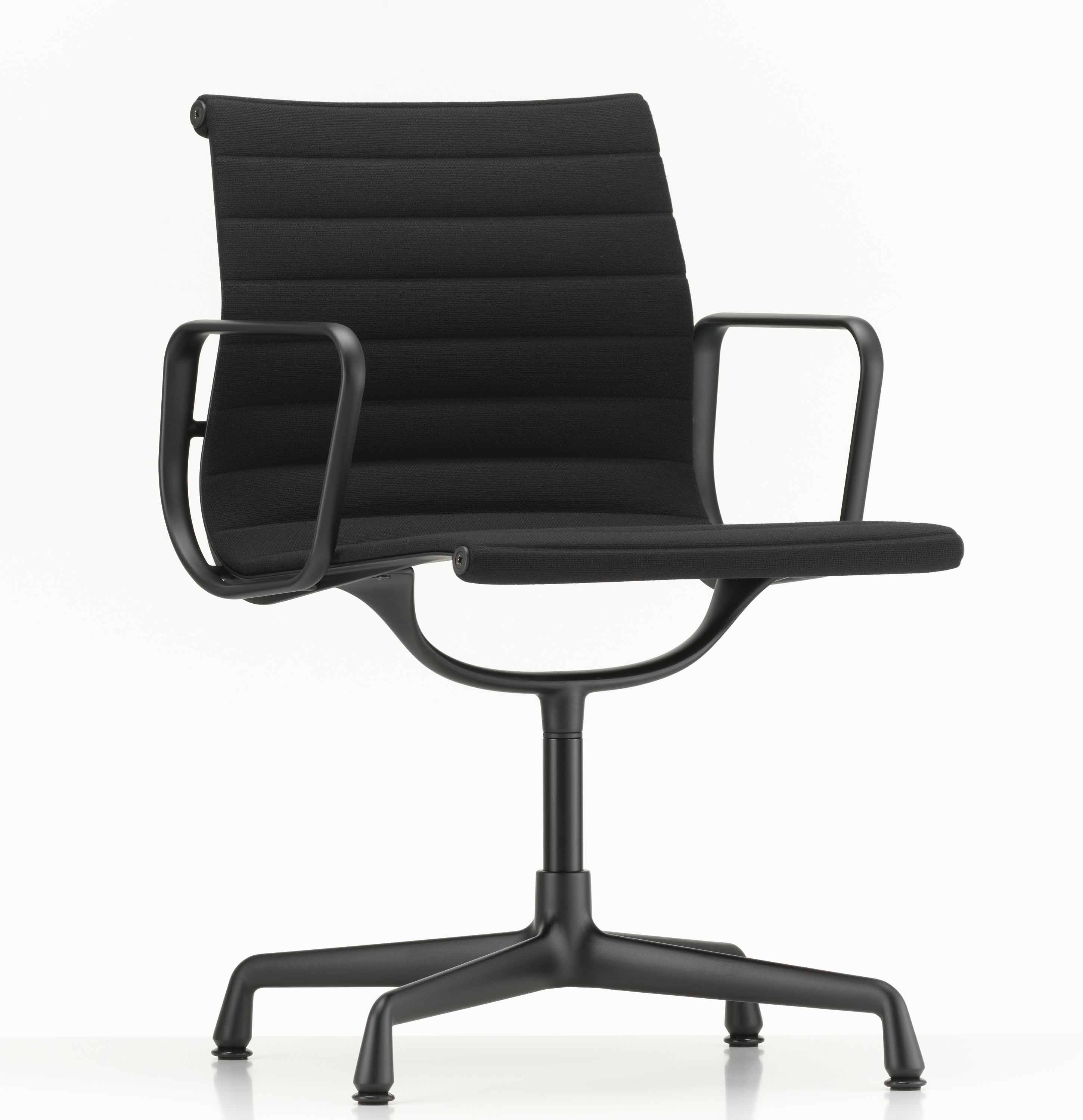 Schwarzer Buerostuhl Eames Aluminium Group EA104 von Vitra in schwarz mit schwarzem Fusskreuz ohne Rollen bei LHL im Onlineshop kaufen – Frontansicht in Drehung