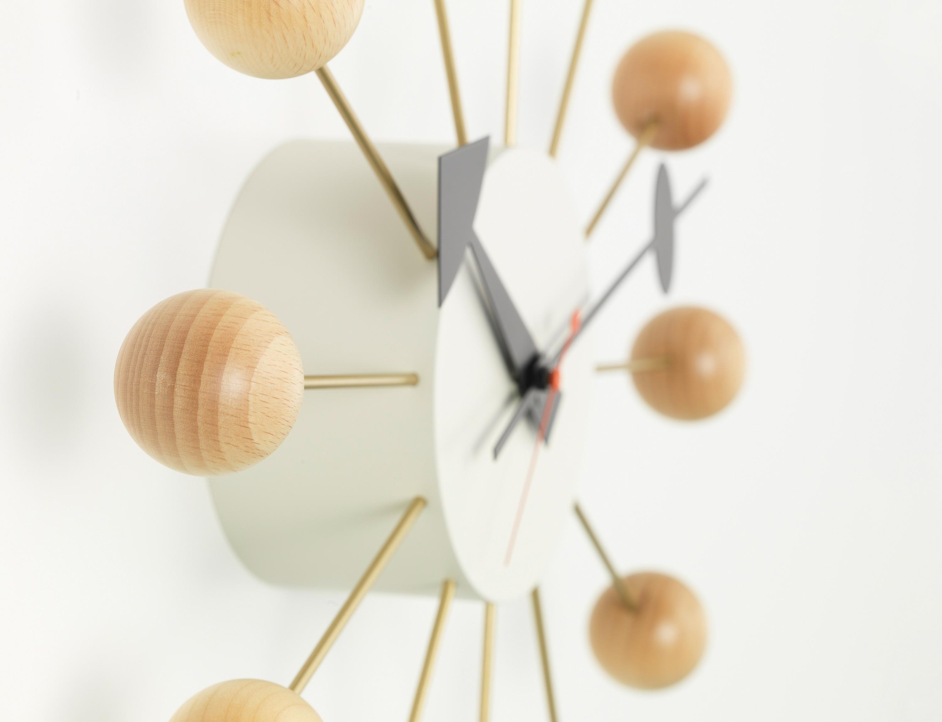 Designobjekt Wanduhr Ball Clock von vitra Farbe natur jetzt bei LHL im Onlineshop kaufen - Detail Holzkugeln