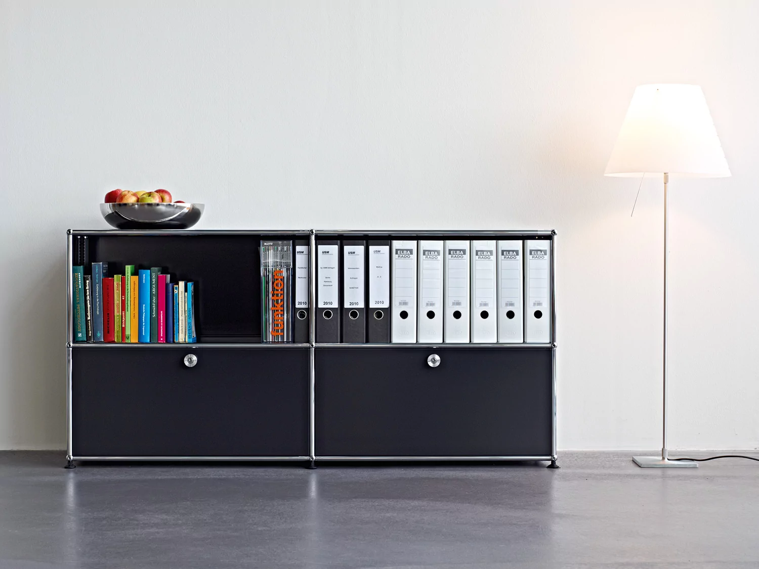 Designer Sideboard „Sideboard 2x2 mit zwei Klappen“ von USM Haller in graphitschwarz bei LHL im Onlineshop kaufen – Frontansicht  Regal befuellt im Raum
