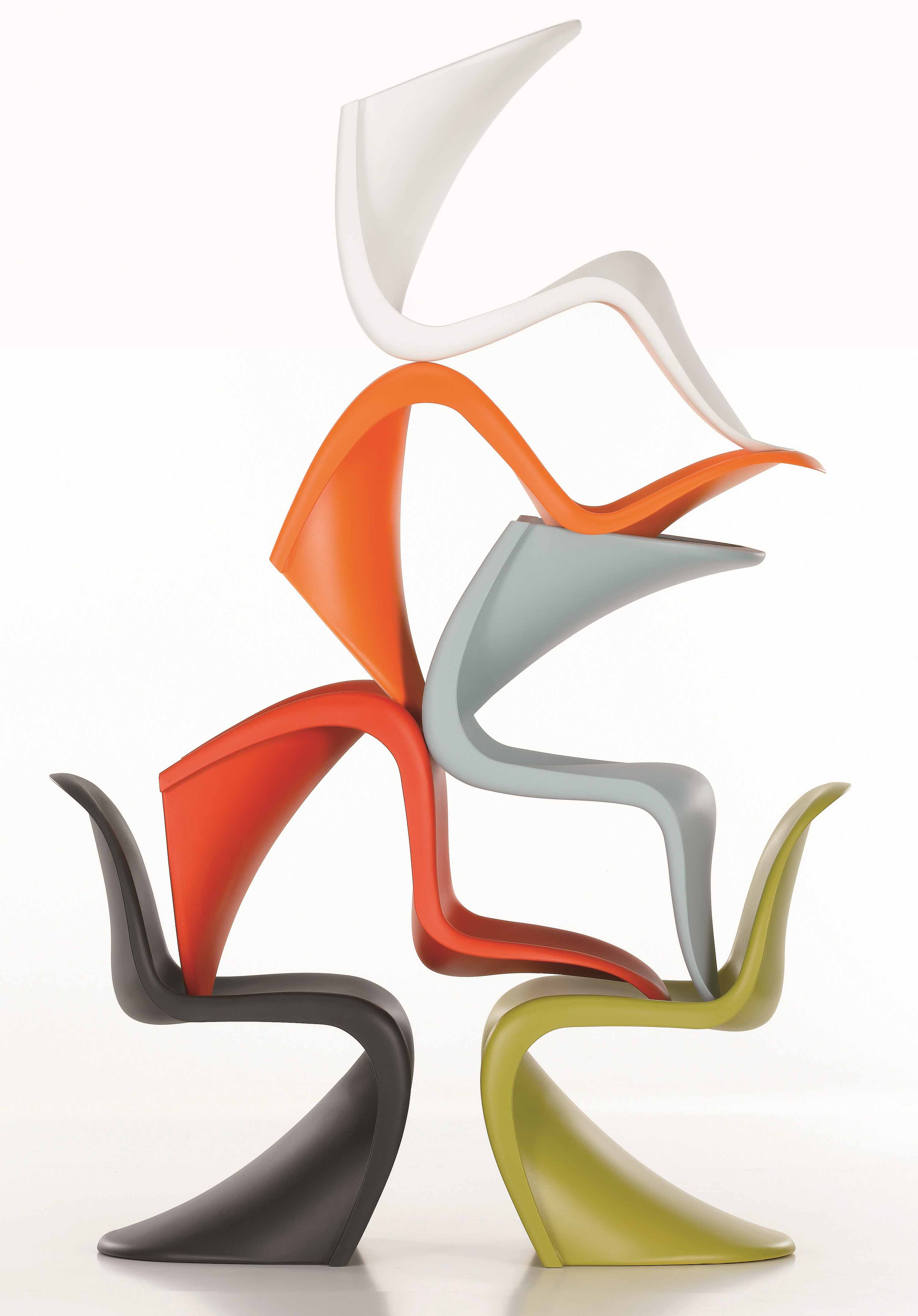 Designerstuhl Panton chair aus Plastik  von Vitra im LHL-Shop –  Stapel farbiger Stuehle