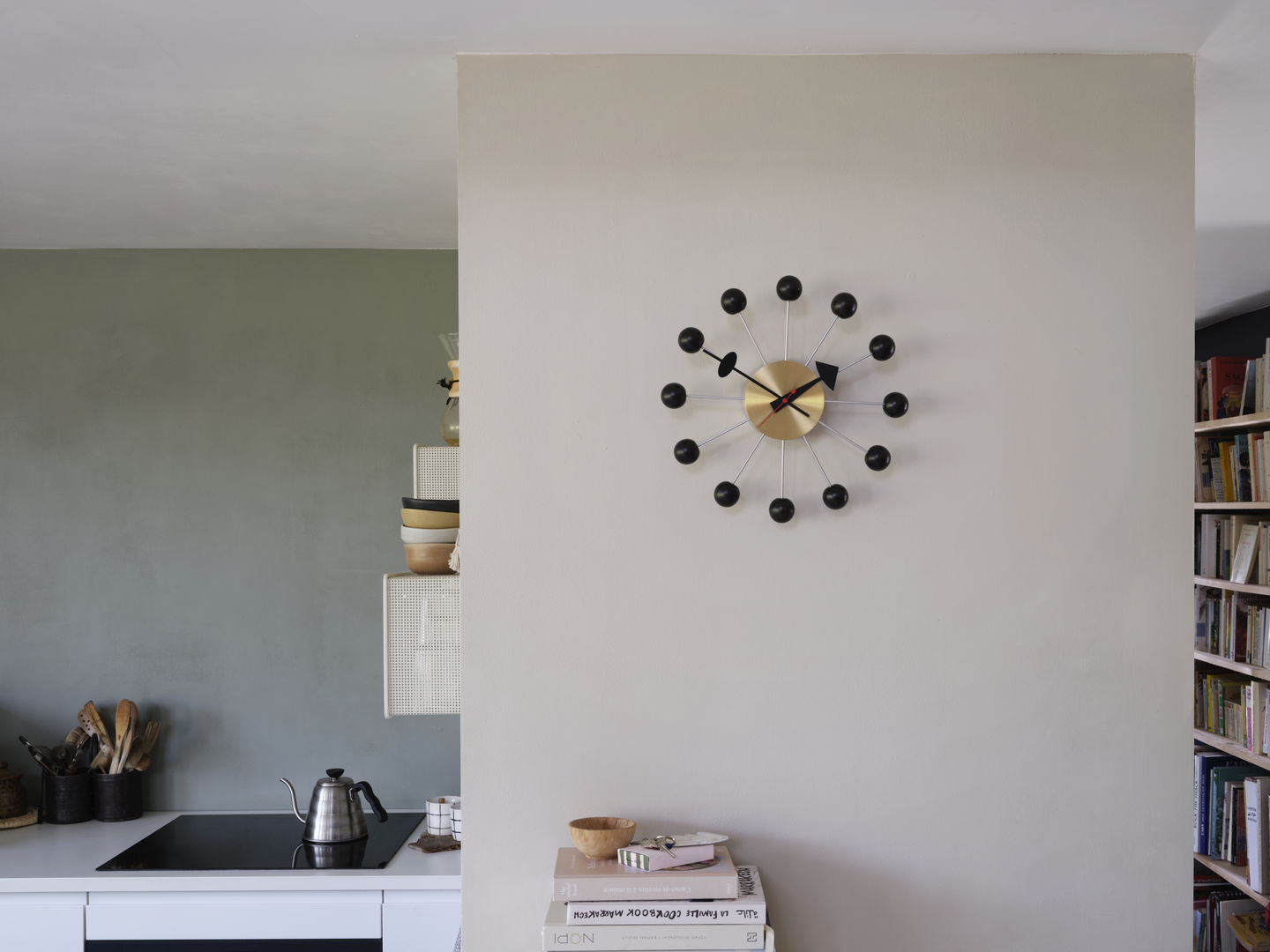 Designobjekt Wanduhr Ball clock in schwarz mit Messing von vitra im LHL Onlineshop kaufen. Uhr im Raum