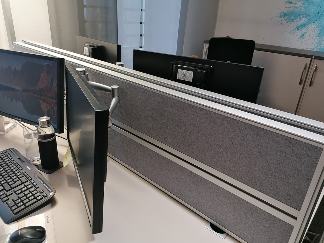 Büro_komplett_Tischtrennwand
