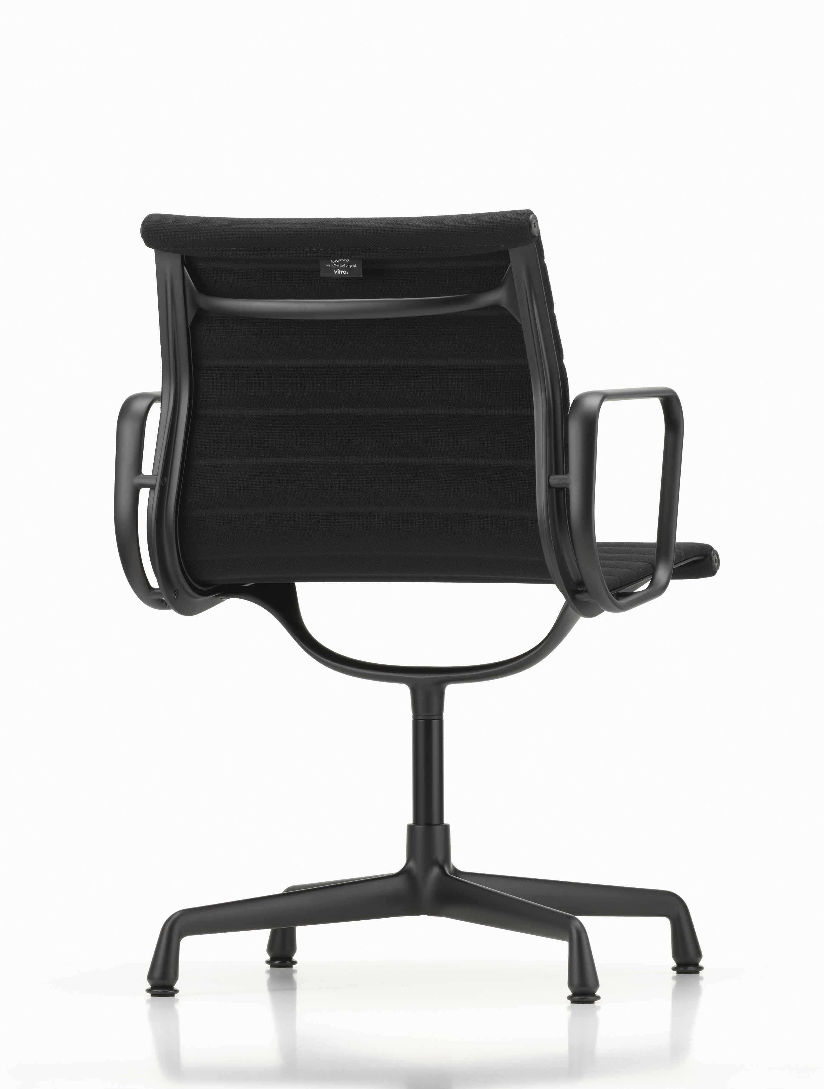 Schwarzer Buerostuhl Eames Aluminium Group EA104 von Vitra in schwarz mit schwarzem Fusskreuz ohne Rollen bei LHL im Onlineshop kaufen – Rueckansicht  seitlich