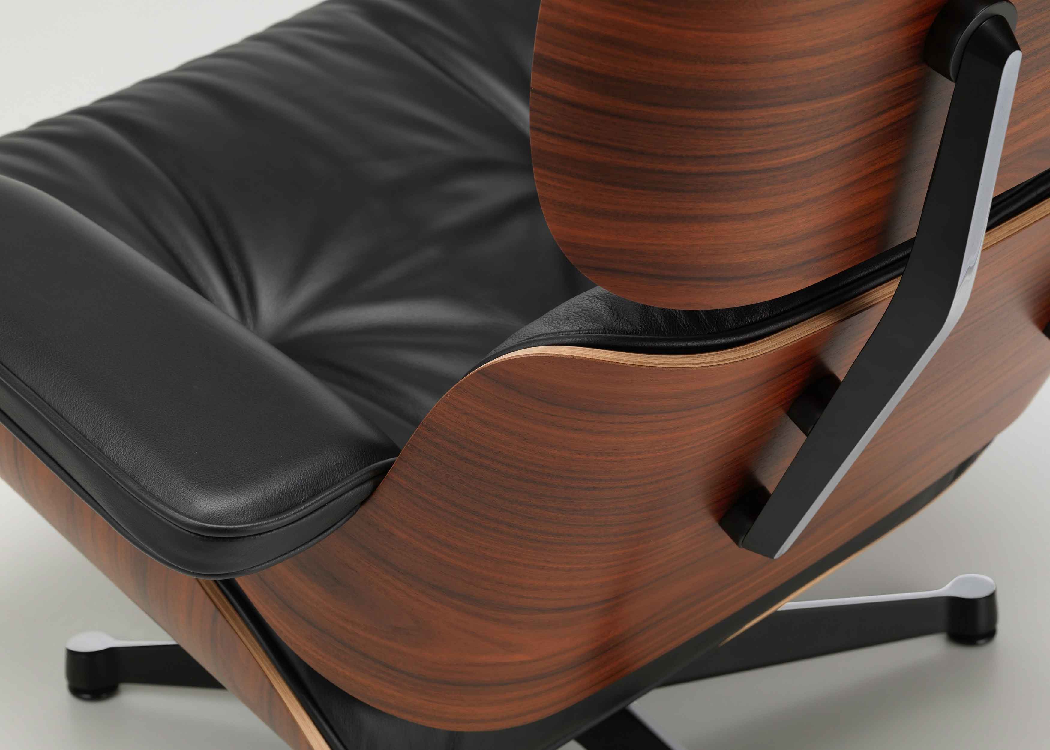 Designerstuhl Eames Lounge Chair mit Ottomane von Vitra mit schwarzem Leder und Holz Palisander und Fusskreuz schwarz bei LHL im Onlineshop kaufen – Rueckansicht  Detail Kanten Holz und Naehte 