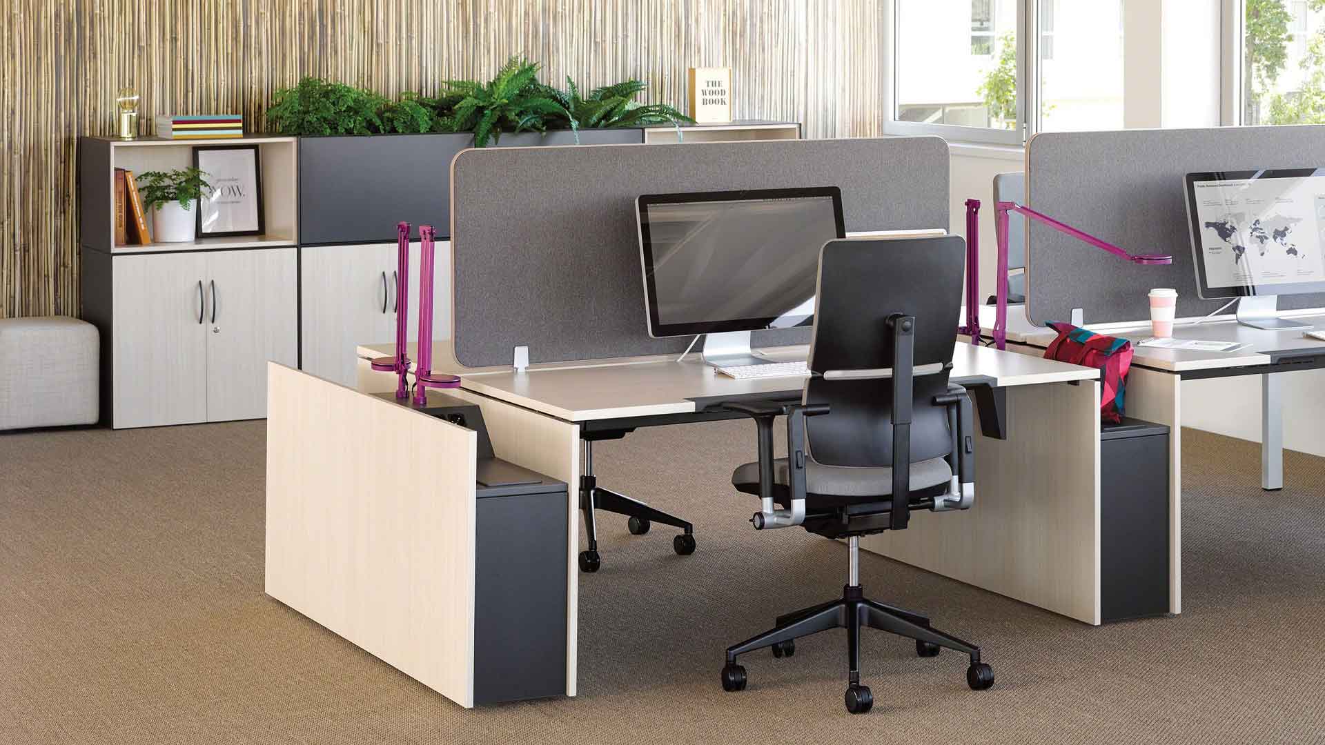 Buerostuhl Please schwarz von Steelcase jetzt im LHL Onlineshop kaufen - Rueckansicht im Raum