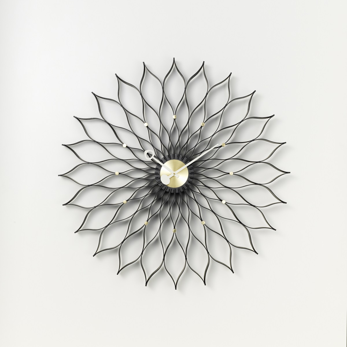 Designobjekt Wanduhr Sunflower clock in schwarz von vitra im LHL Onlineshop kaufen. Vorderansicht