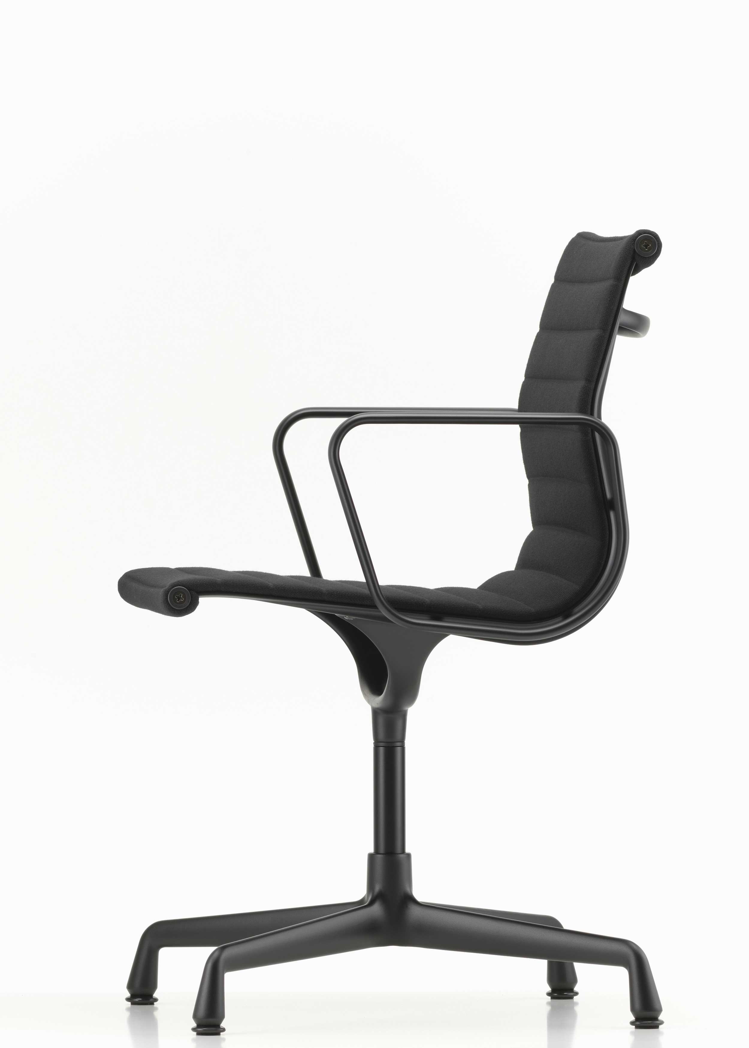 Schwarzer Buerostuhl Eames Aluminium Group EA104 von Vitra in schwarz mit schwarzem Fusskreuz ohne Rollen bei LHL im Onlineshop kaufen – Seitansicht in Drehung