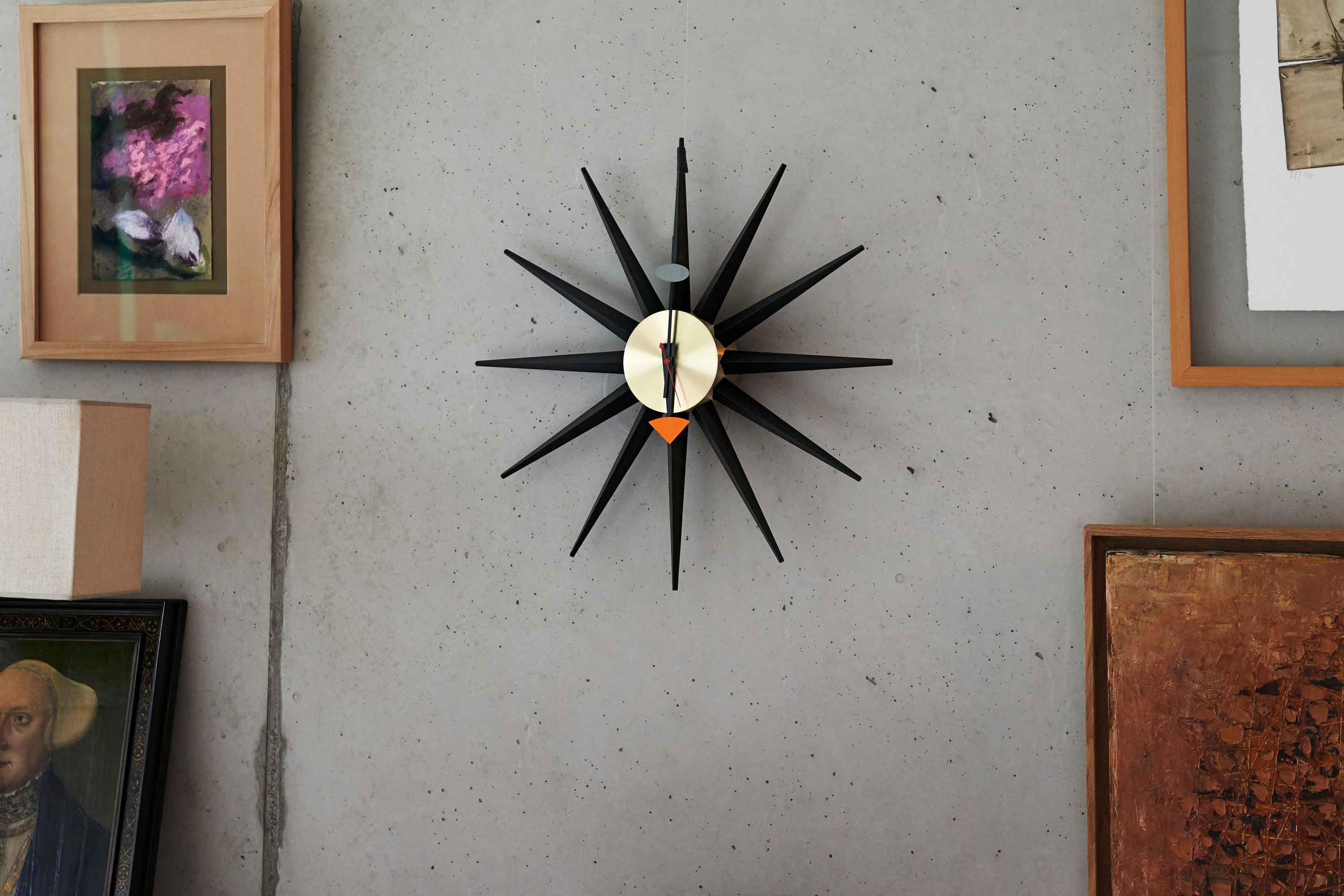 Designobjekt Wanduhr Sunburst clock in schwarz mit Messing von vitra im LHL Onlineshop kaufen - Bild im Raum