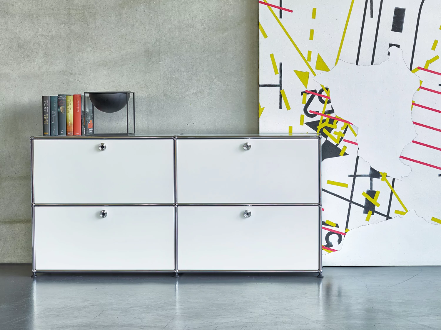 Designer Sideboard „Sideboard 2x2 mit vier Klappen“ von USM Haller in reinweiss bei LHL im Onlineshop kaufen – Frontansicht Beispiel dekoriert im Raum