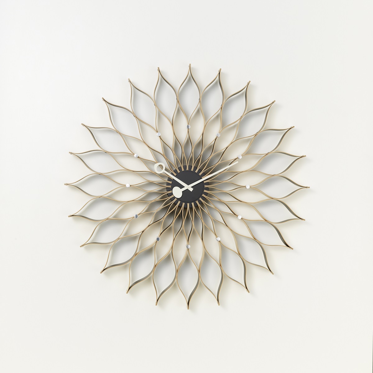 Designobjekt Wanduhr Sunflower clock natur von vitra im LHL Onlineshop kaufen. VorderansichtClock, birch master