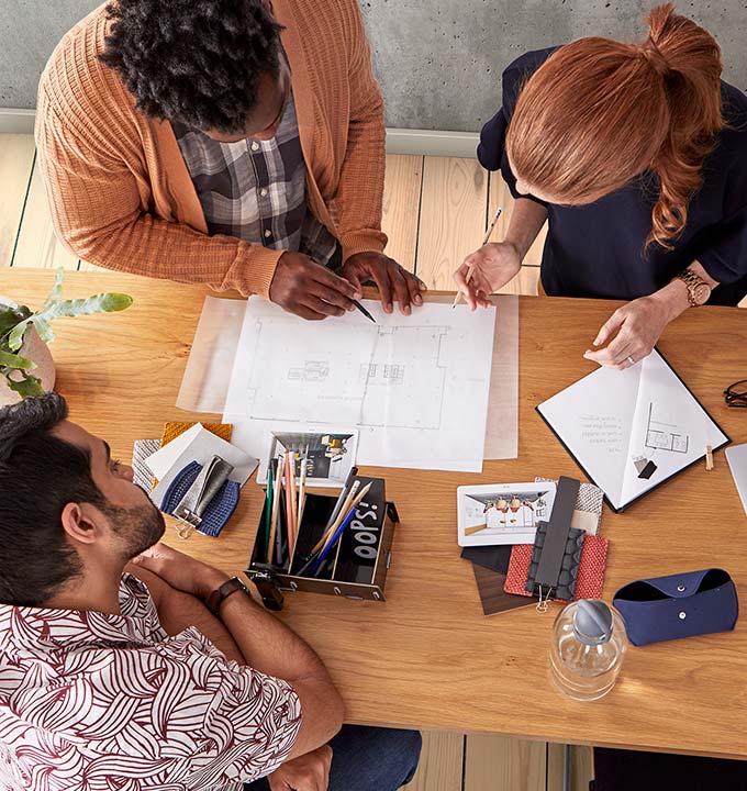 Gruppenarbeit am Tisch mit 3 Personen